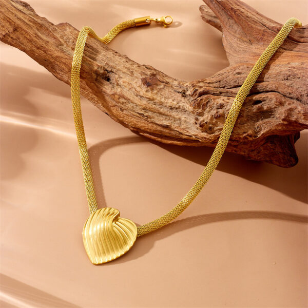 Fashion Vintage Gold-plated Striped Love Mesh Necklace - Image 4