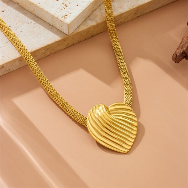 Fashion Vintage Gold-plated Striped Love Mesh Necklace - Image 3